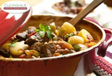 ZUPPA CON CARNE, OSSA E PREZZEMOLO