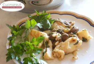 BACCALÀ AL VERDE CON PINOLI ACCIUGHE CAPPERI E OLIVE PICCANTI