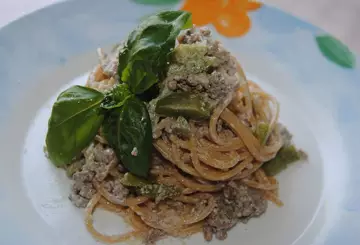 SPAGHETTI INTEGRALI CON CARNE ED OLIVE VERDI