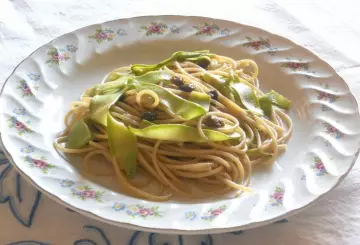 SPAGHETTI INTEGRALI CON ALICI, ZUCCHINE E CAPPERI