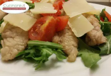 STRACCETTI DI VITELLO CON RUCOLA E POMODORINI