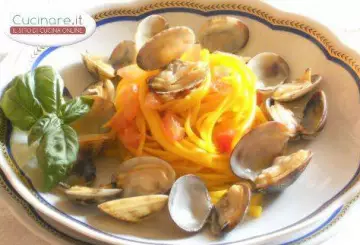 BAVETTE ALLO ZAFFERANO CON VONGOLE VERACI E GRANELLA DI POMODORO