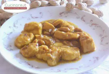 BOCCONCINI DI POLLO ALLA CURCUMA CON ARACHIDI