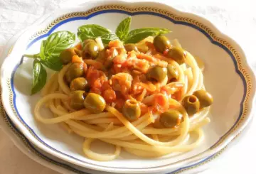 BUCATINI AL SUGO DI BACCALÀ, OLIVE VERDI E BASILICO