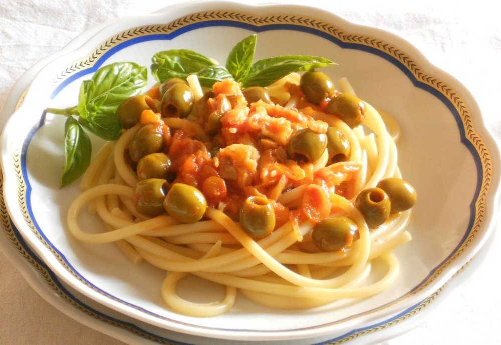 Bucatini al sugo di Baccalà, Olive verdi e Basilico