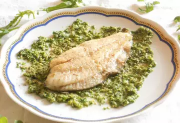 FILETTI DI ROMBO IN PADELLA CON PESTO DI RUCOLA ALLE NOCI