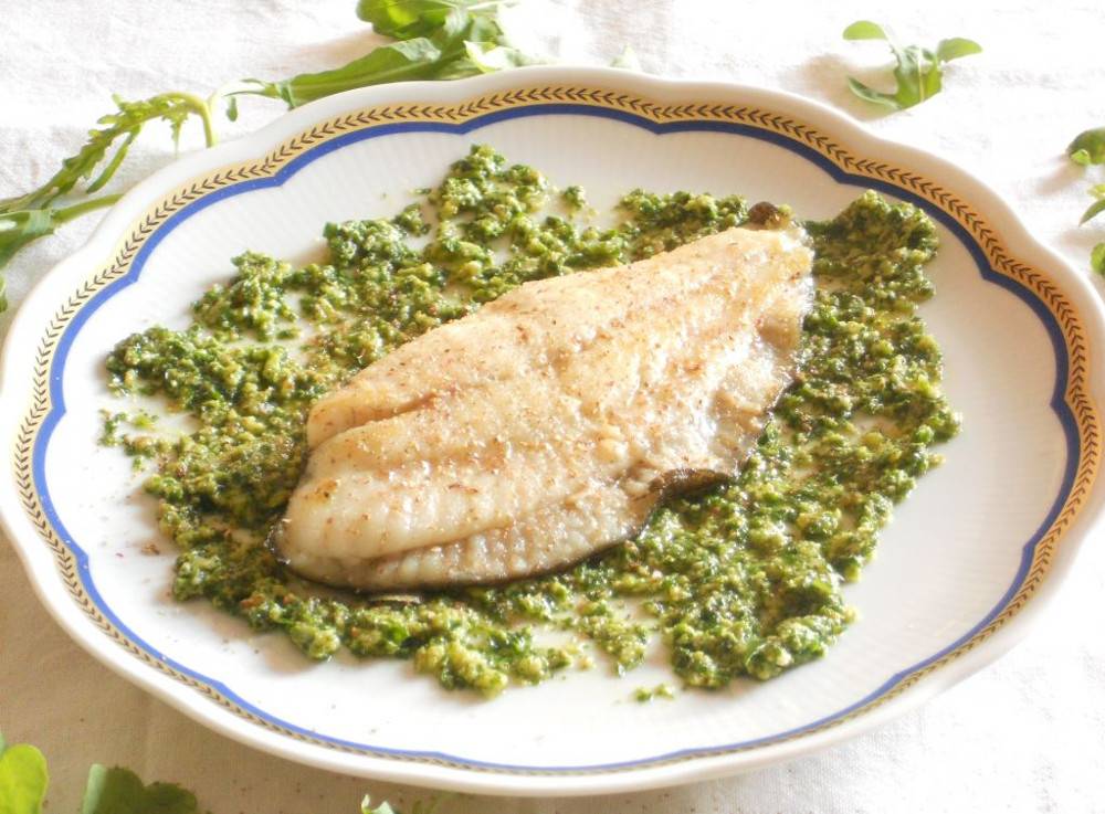 Filetti di Rombo in padella con pesto di Rucola alle Noci