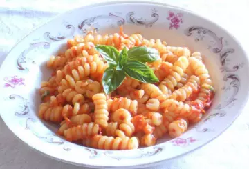 FUSILLI ALLA CREMA DI PEPERONI, POMODORINI E BASILICO