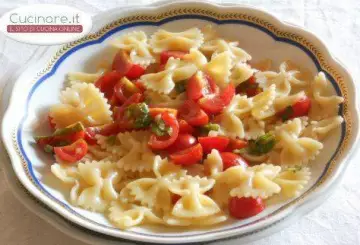 INSALATA DI FARFALLE CON POMODORINI MARINATI ALL'AGLIO E BASILICO