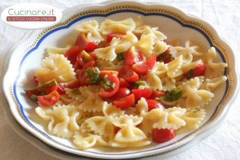 Insalata di Farfalle con Pomodorini marinati all'Aglio e Basilico