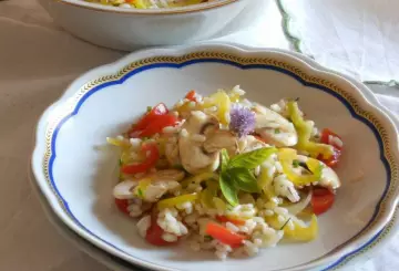 INSALATA DI RISO AROMATIZZATA AL LIMONE CON FUNGHI, PEPERONI, PINOLI E ERBA CIPOLLINA