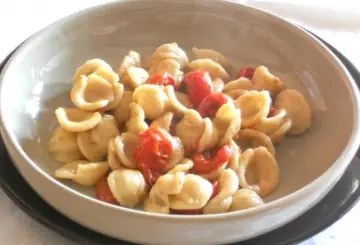 ORECCHIETTE INTEGRALI CON POMODORINI GRIGLIATI IN SALSA DI ACCIUGHE