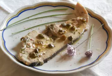 PESCE SPADA AL PIGATO CON ERBA CIPOLLINA, CAPPERI E SALE ROSSO
