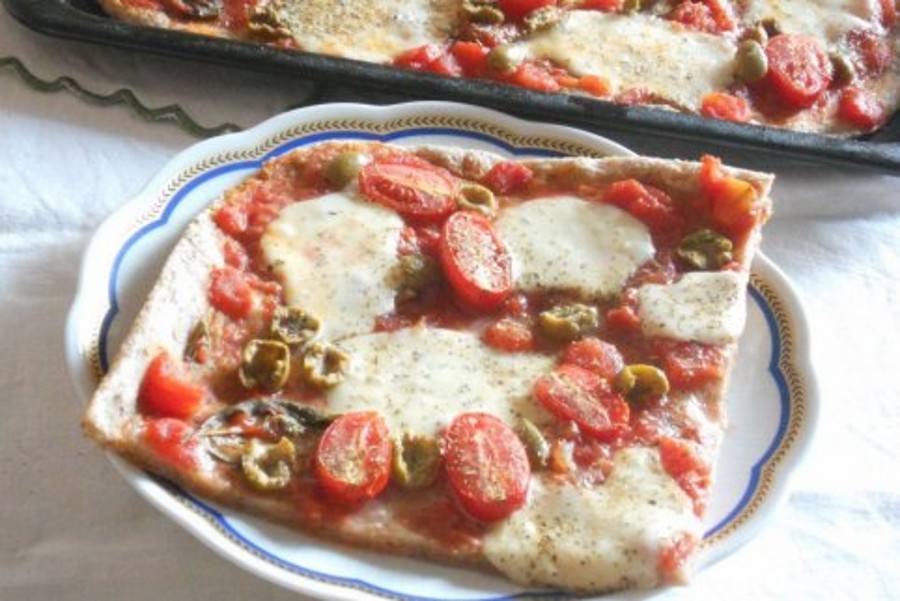 Pizza integrale con Mozzarella, Datterini, Olive e Basilico