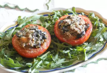 POMODORI AL FORNO RIPIENI DI PANE NERO, OLIVE, CAPPERI E RUCOLA