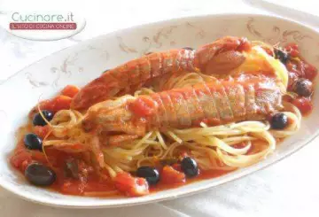 SPAGHETTI CON CANOCCHIE, BASILICO, OLIVE PICCANTI E CIPOLLE CROCCANTI