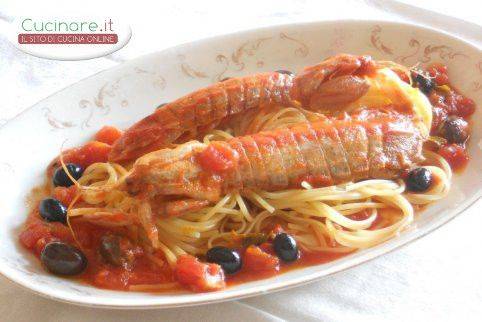 Spaghetti con canocchie, basilico, olive piccanti e cipolle croccanti