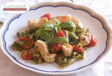 SPEZZATINO DI POLLO CON POMODORINI E FAGIOLINI