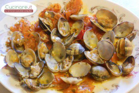 Vongole veraci in guazzetto con ciliegini, aglio e peperoncino piccante