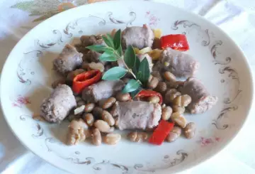 BOCCONCINI DI SALSICCIA AL PEPERONCINO E MIRTO CON FAGIOLI BORLOTTI