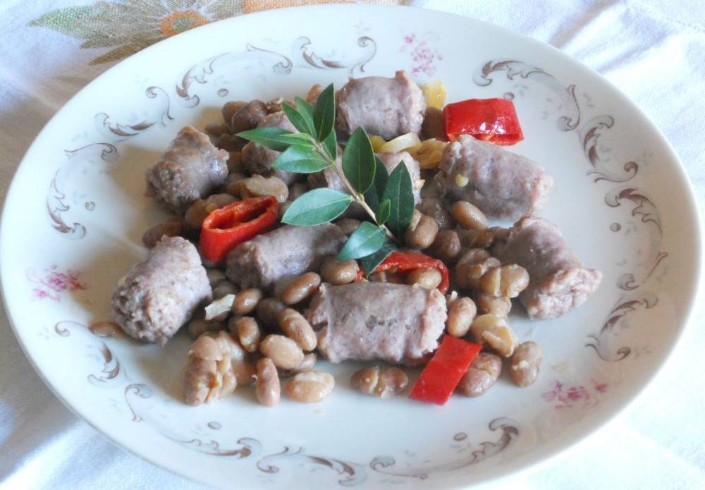 Bocconcini di Salsiccia al Peperoncino e Mirto con Fagioli borlotti