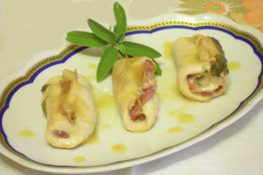 Involtini di Pollo con Pancetta coppata e Pecorino sfumati al Vino bianco