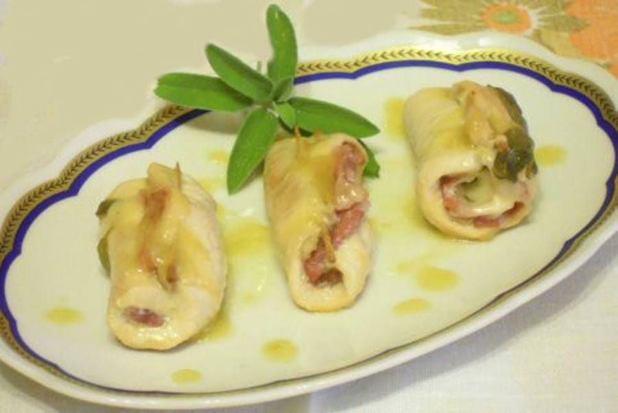 Involtini di Pollo con Pancetta coppata e Pecorino sfumati al Vino bianco