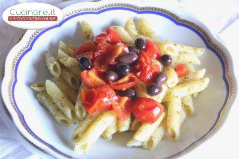 Penne al Pesto di Rucola con Olive taggiasche e Pomodori ciliegini