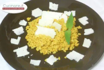 RISO ALLA CURCUMA CON SCAGLIE DI PECORINO SARDO