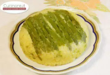 SFORMATO DI RISO CAPOVOLTO CON ASPARAGI E SALVIA ANANAS