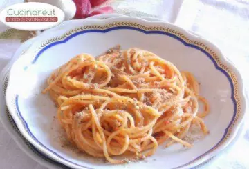 SPAGHETTI AL POMODORO CON PEPERONCINO, PANE NERO E PECORINO