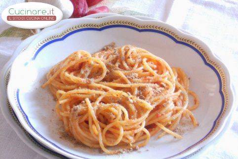 Spaghetti al Pomodoro con Peperoncino, Pane nero e Pecorino