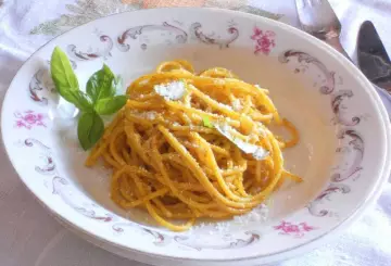 SPAGHETTI ALLA CURCUMA CON BASILICO E RICOTTA SALATA