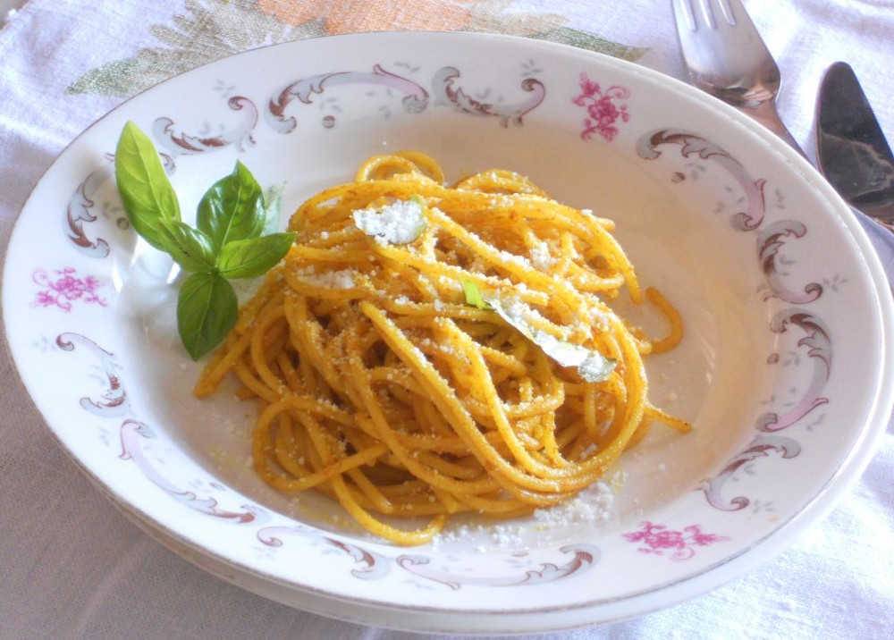 Spaghetti alla Curcuma con Basilico e Ricotta salata
