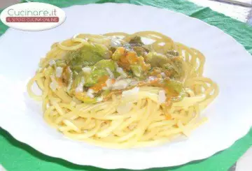 SPAGHETTI ALLA CHITARRA CON FIORI DI ZUCCHINA E PECORINO AL LIMONE