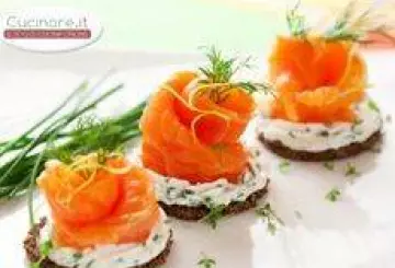 TARTINE CON SALMONE