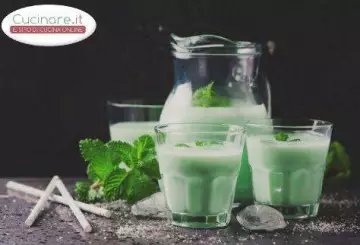 LATTE E MENTA, UN FRESCO SORSO DI TRADIZIONE