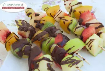 SPIEDINI DI FRUTTA CON CIOCCOLATO