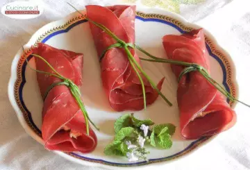 BRESAOLA FARCITA CON CAPRINO PICCANTE, ERBA CIPOLLINA E MENTUCCIA