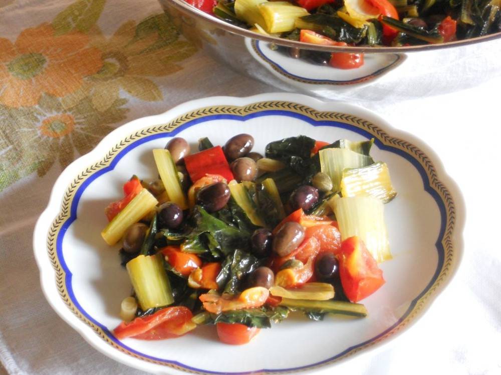 Cicoria stufata con peperoncino, olive e capperi