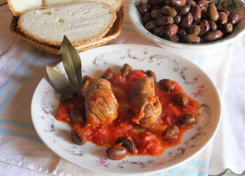 Fagottini di Manzo al Sugo con Olive piccanti