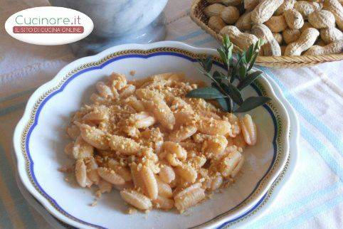 Gnocchetti sardi in rosa con granella di arachidi