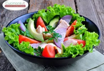 INSALATA CON AVOCADO, TONNO E ORTAGGI MISTI