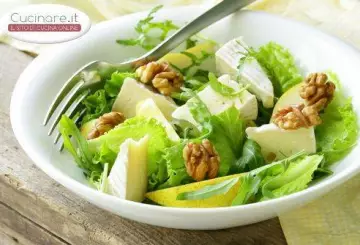 INSALATA CON RUCOLA, PERE, NOCI E FORMAGGIO CAMEMBERT