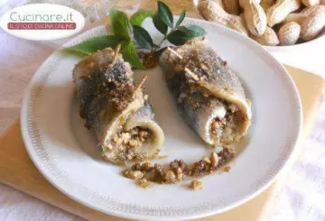 INVOLTINI DI ARINGA AL FORNO CON PANE NERO E GRANELLA DI ARACHIDI