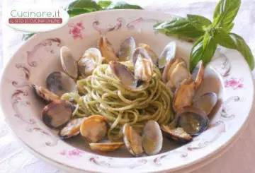 LINGUINE AL PESTO DI BROCCOLI CON LE VONGOLE VERACI