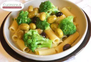 MACCHERONI CON BROCCOLI E OLIVE PICCANTI