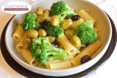 Maccheroni con Broccoli e Olive piccanti