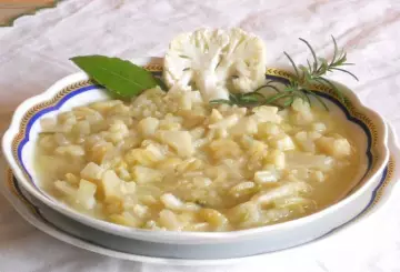 MINESTRA AL CAVOLFIORE, CIPOLLE E ERBE AROMATICHE CON GNOCCHETTI SARDI