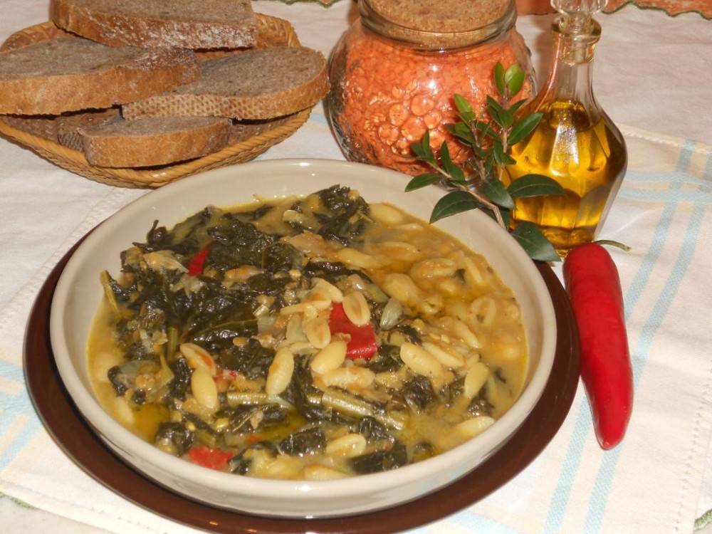 Minestra rustica di cavolo nero, lenticchie rosse e mirto